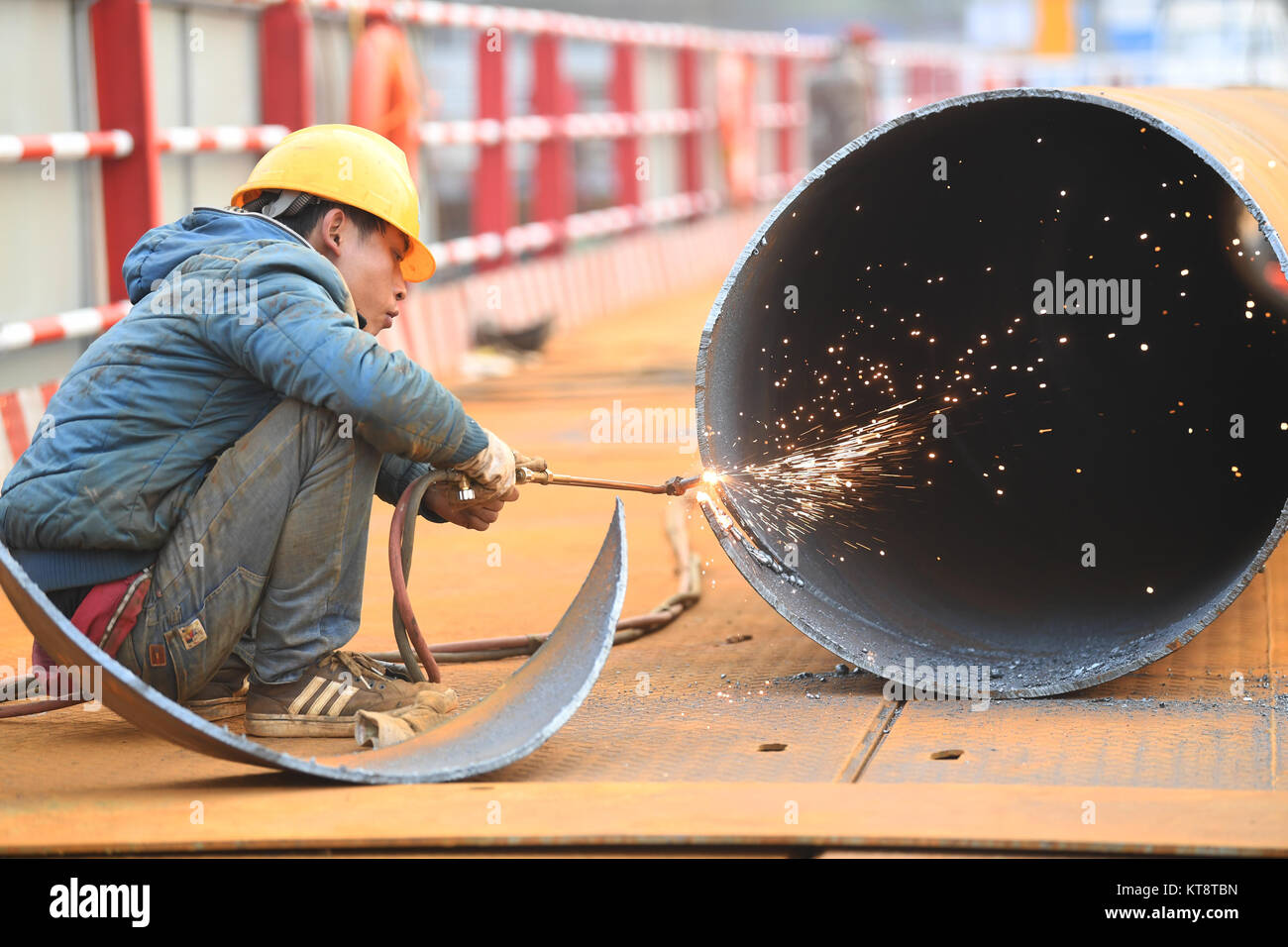 (171222) - chongqing, Dez. 22, 2017 (Xinhua) - ein Arbeitnehmer, der schweißnähte Teile auf eine Brücke für die Linie 9 der Metro System der Südwesten Chinas Chongqing Gemeinde, Dez. 22, 2017 gebaut. Die Linie 9 der Metro, die Chongqing ist etwa 32,3 Kilometer lang, wird voraussichtlich im Jahr 2020 abgeschlossen sein. (Xinhua / Wang Quanchao) (wjq) Stockfoto