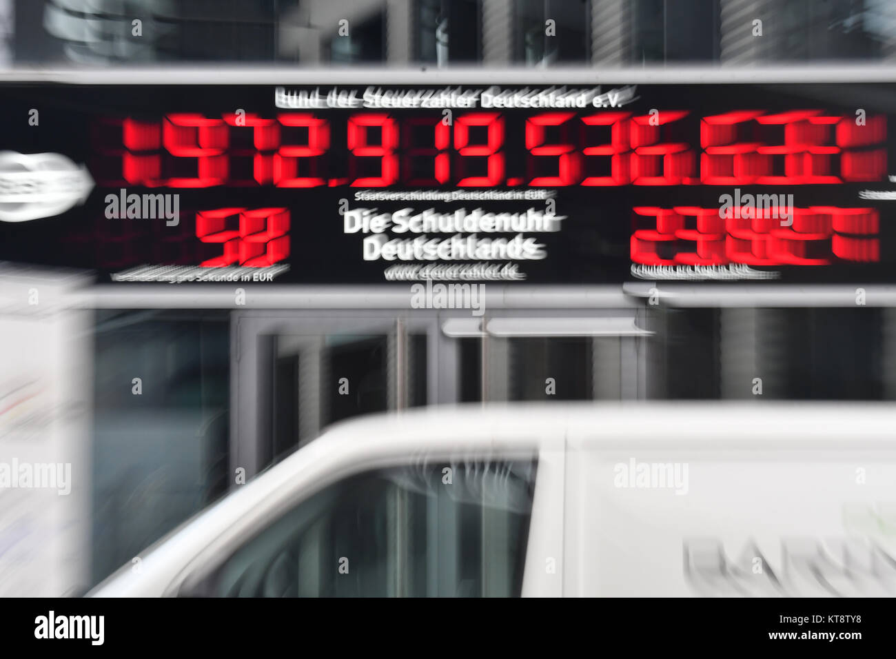 Die öffentlichen Schulden Uhr der Bund der Steuerzahler zählt Verschuldung in Berlin, Deutschland, 22. Dezember 2017. Berichte der Medien haben erklärt, dass zu Beginn des 2018, wird die Uhr rückwärts zum ersten Mal in ihrer 22-jährigen Existenz führen. Foto: Paul Zinken/dpa Stockfoto