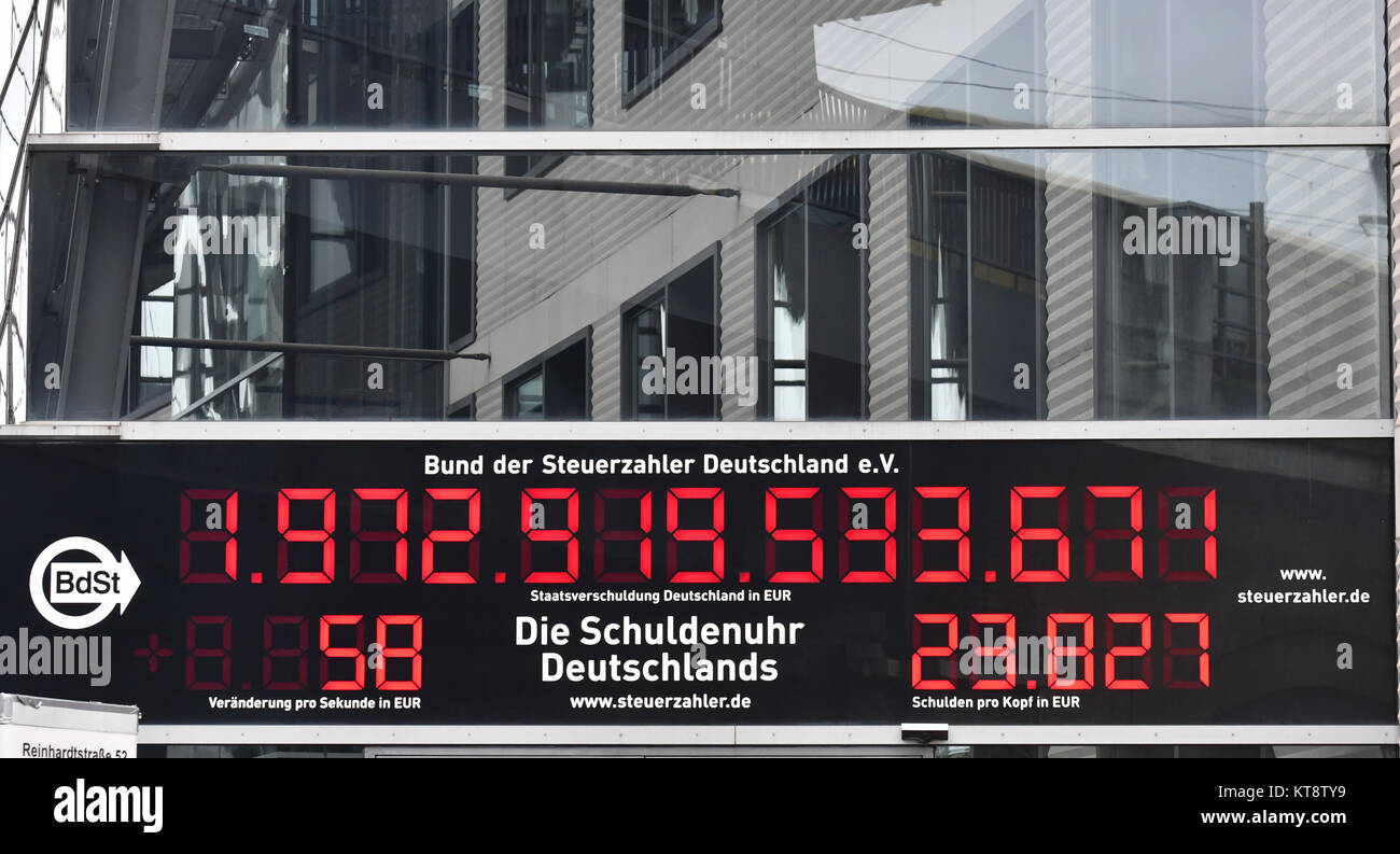 Die öffentlichen Schulden Uhr der Bund der Steuerzahler zählt Verschuldung in Berlin, Deutschland, 22. Dezember 2017. Berichte der Medien haben erklärt, dass zu Beginn des 2018, wird die Uhr rückwärts zum ersten Mal in ihrer 22-jährigen Existenz führen. Foto: Paul Zinken/dpa Stockfoto