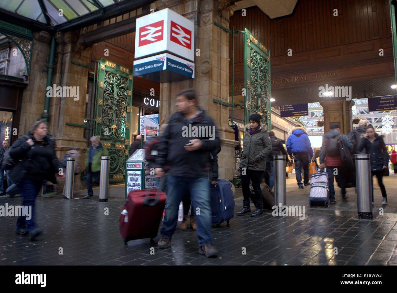 Glasgow, Schottland, 22. Dezember. Früher Start in die 'Wild Freitag 'Getaway sah Hauptbahnhof Glasgow Summen vom frühen Morgen credit Gerard Fähre / alamy Nachrichten Stockfoto