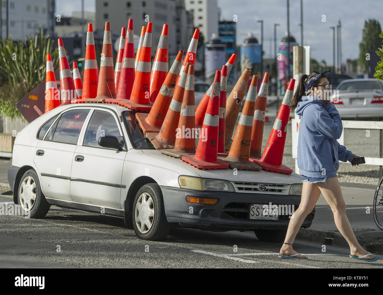 Christchurch, Canterbury, Neuseeland. 22 Dez, 2017. Ein Auto im Central Business District geparkt ist aus unbekannten Gründen mit Orange Road Kegel abgedeckt. Credit: PJ Heller/ZUMA Draht/Alamy leben Nachrichten Stockfoto