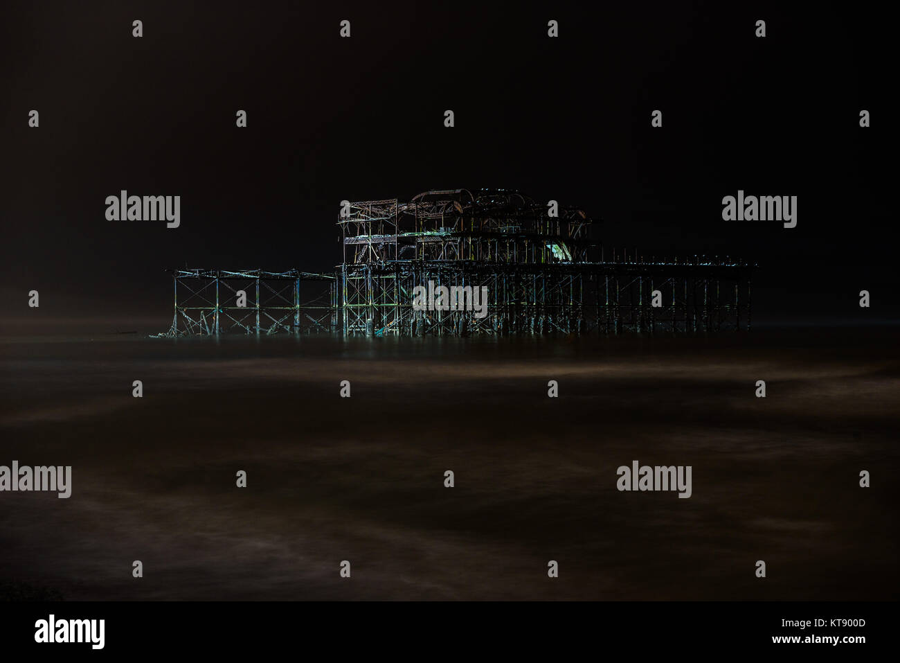 Brighton, UK. 22 Dez, 2017. Ghost Pier von Brighton West Pier von Leuchten aus der BA i360 Photo Credit beleuchtet: Julia Claxton/Alamy leben Nachrichten Stockfoto