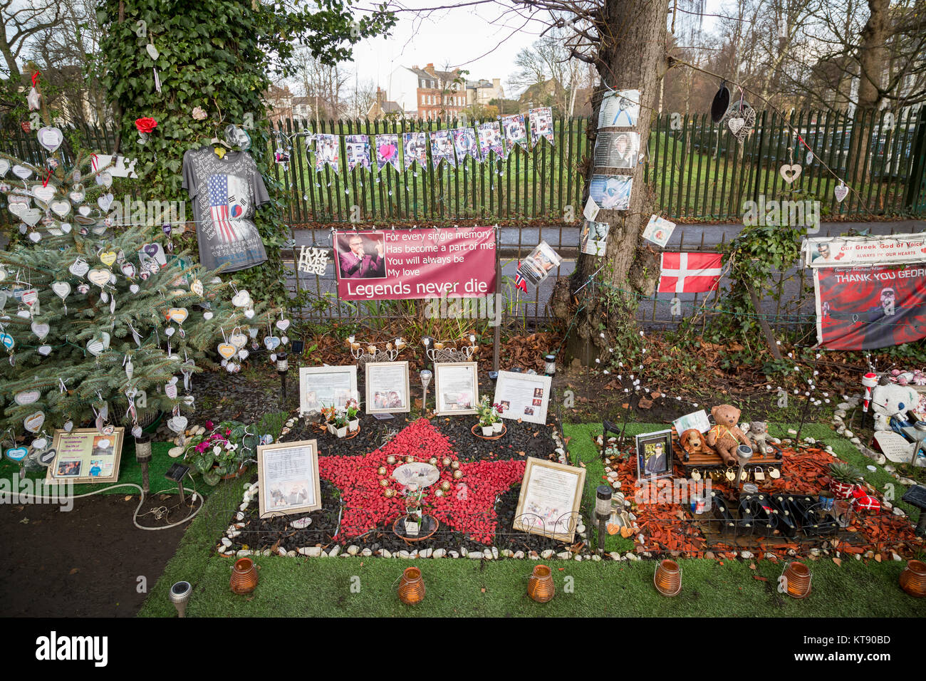 London, Großbritannien. 22 Dez, 2017. George Michael Memorial Garden. Fast ein Jahr nach dem Tod des Sängers, die privaten Platz, die von Michael in der Nähe seiner ehemaligen Heimat im Norden von London besaß, war wird immer noch von zahlreichen Fans, die posthume Ehrung verlassen besucht. Credit: Guy Corbishley/Alamy leben Nachrichten Stockfoto