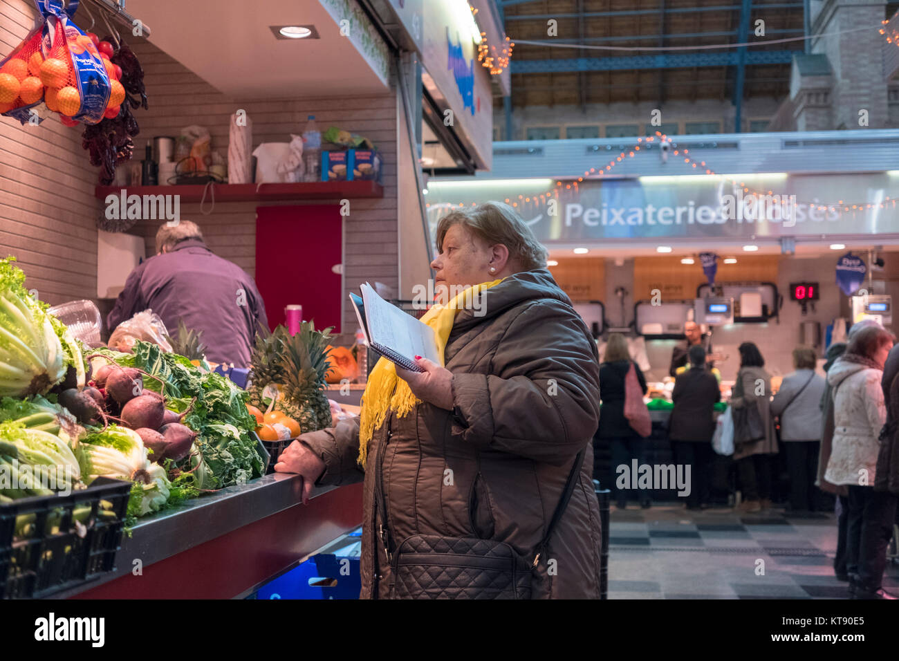 Barcelona Bürger mit ihren täglichen Einkäufen nach Tag von Katalonien Regionalwahlen in Sants Markt 22. Dez. 2017. Stockfoto