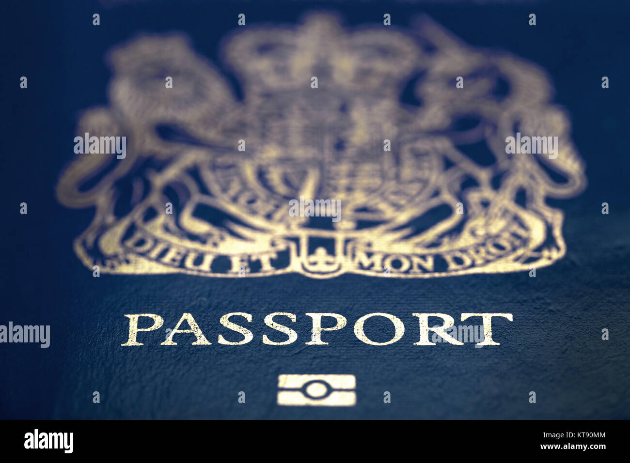 Stock Bild: Neue Ausgabe blau und gold britischen Paß des Vereinigten Königreichs Großbritannien und Nordirland. Stockfoto