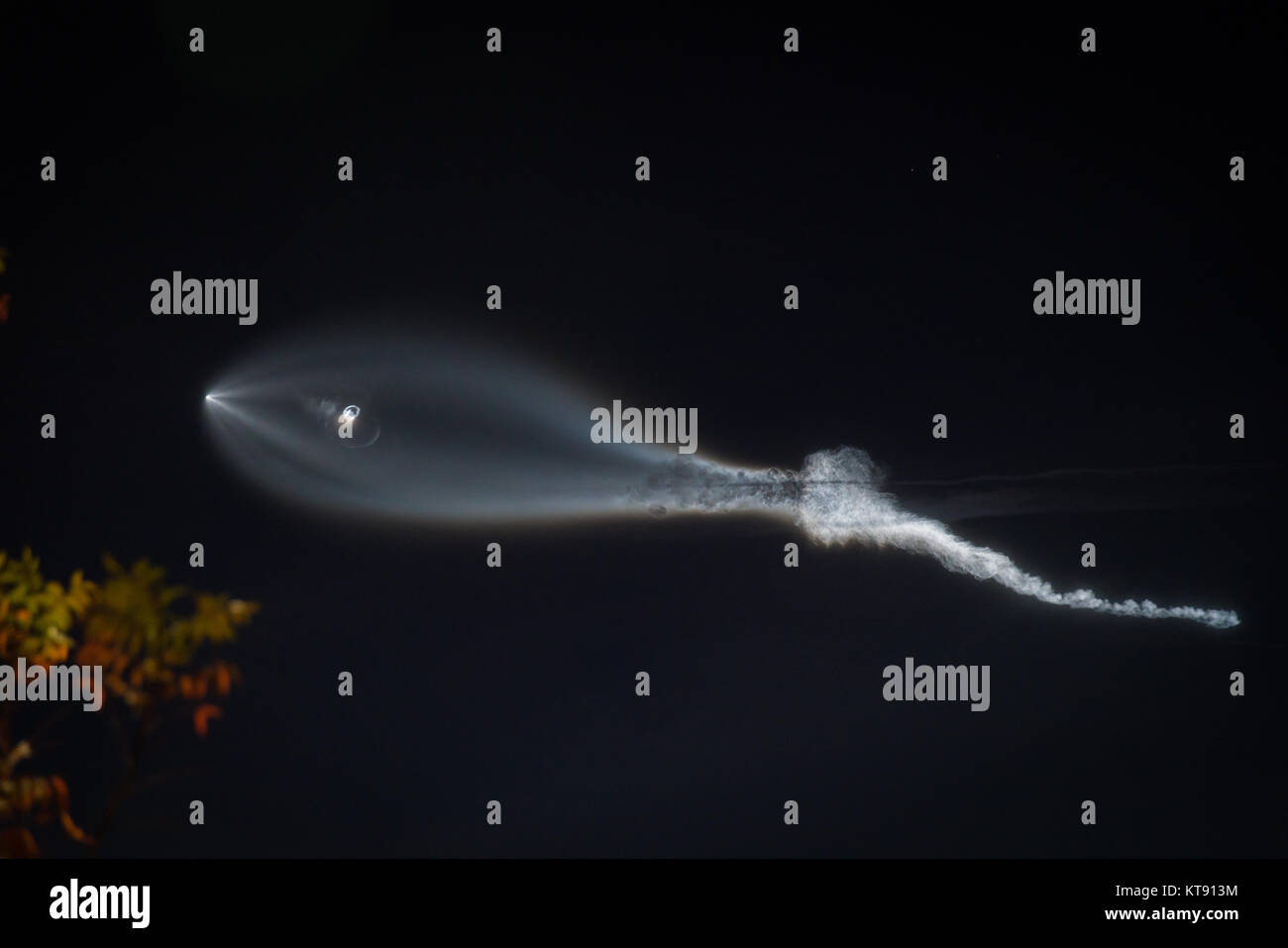 SpaceX Falcon 9 Rakete starten Kondensstreifen, vom Boden im Osten von Los Angeles, Kalifornien gesehen, am 22. Dezember 2017 Quelle: Jim Newberry/Alamy leben Nachrichten Stockfoto
