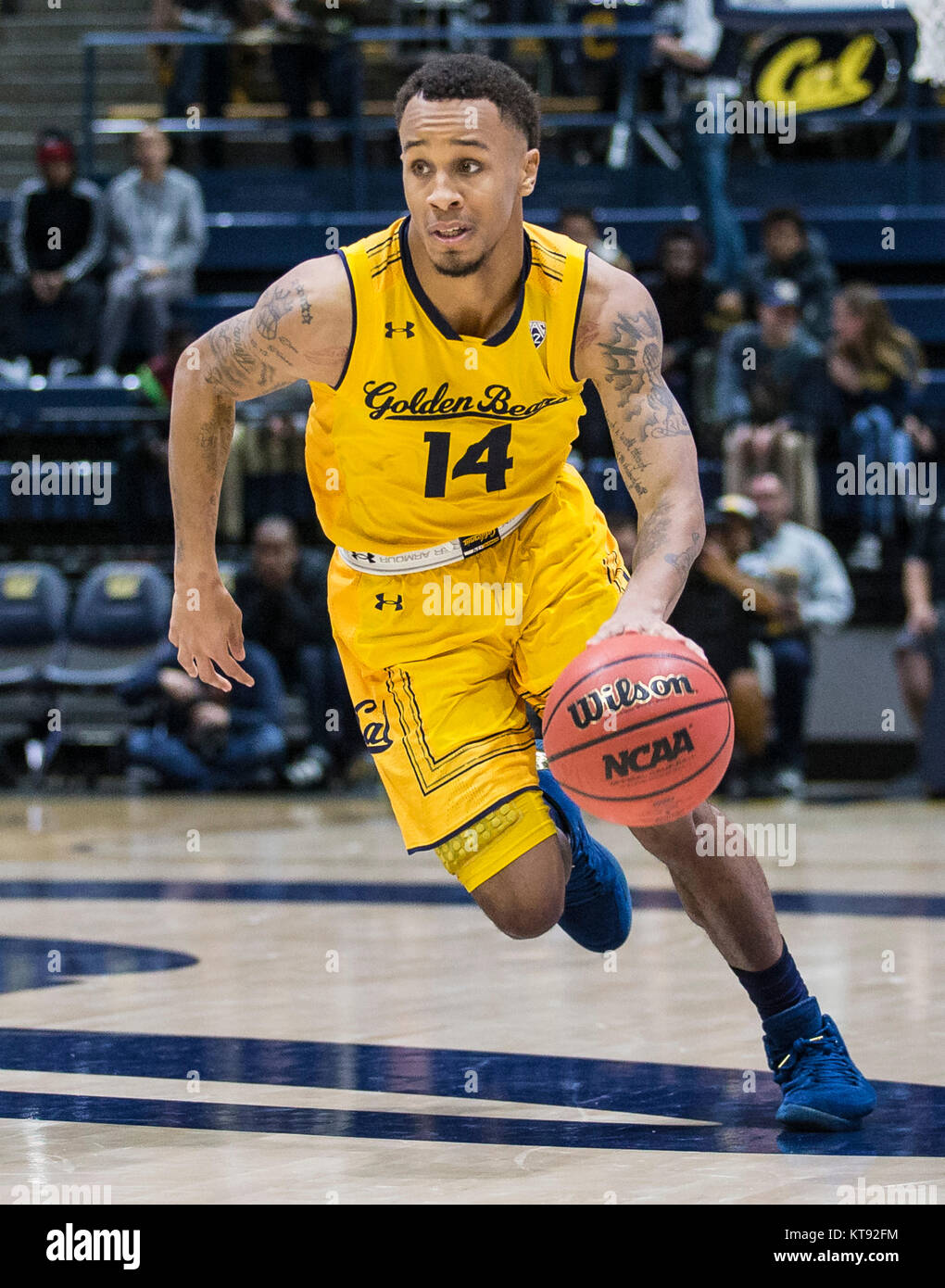 Dec 22 2017, Berkeley, CA, USA Kalifornien guard Don Coleman (14) zählte 19 Punkte bringt den Ball Gericht während der NCAA Men's Basketball Spiel zwischen Portland State Vikings und Kalifornien goldenen Bären 81-106 an Hass Pavillon Berkeley Calif Thurman James/CSM verloren Stockfoto