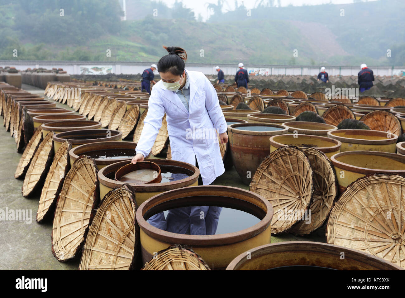 Hangzhou, Chinas Provinz Guizhou. 23 Dez, 2017. Ein Arbeiter prüft Essig Fermentation in einem traditionellen Essig Fabrik in Chishui, Südwesten Chinas Provinz Guizhou, Dez. 23, 2017. Credit: Wang Changyu/Xinhua/Alamy leben Nachrichten Stockfoto