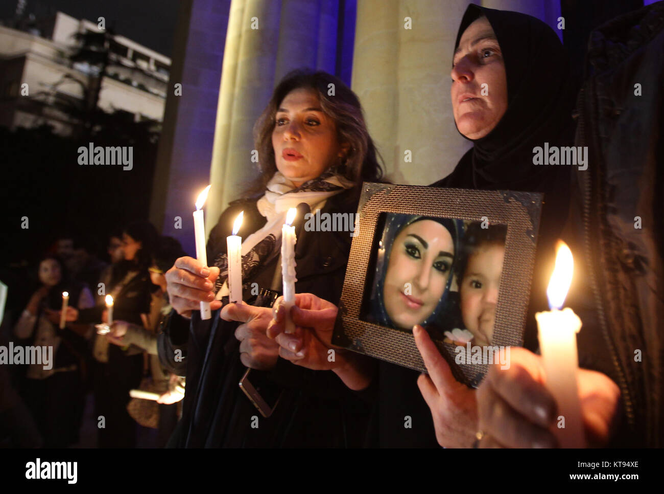 Beirut, Libanon. 23 Dez, 2017. Libanesische Aktivisten halten Sie Kerzen während einer Mahnwache, nach der Ermordung von vier Frauen in einem Zeitraum von einer Woche im Libanon, einschließlich der britische Diplomat Rebecca Deiche, außerhalb des nationalen Museums in Beirut, Libanon, 23. Dezember 2017. Der Körper von Rebecca Deiche, die sexuell angegriffen wurde und dann zum Tod eingeschnürt, wurde durch eine Autobahn am 16. Dezember 2017 gefunden. Eine gerichtliche Quelle in der Nähe von Untersuchungen, dass ein Fahrer mit Ride Sharing app Uber hat gestanden, das Verbrechen begangen zu haben. Credit: Marwan Naamani/dpa/Alamy leben Nachrichten Stockfoto