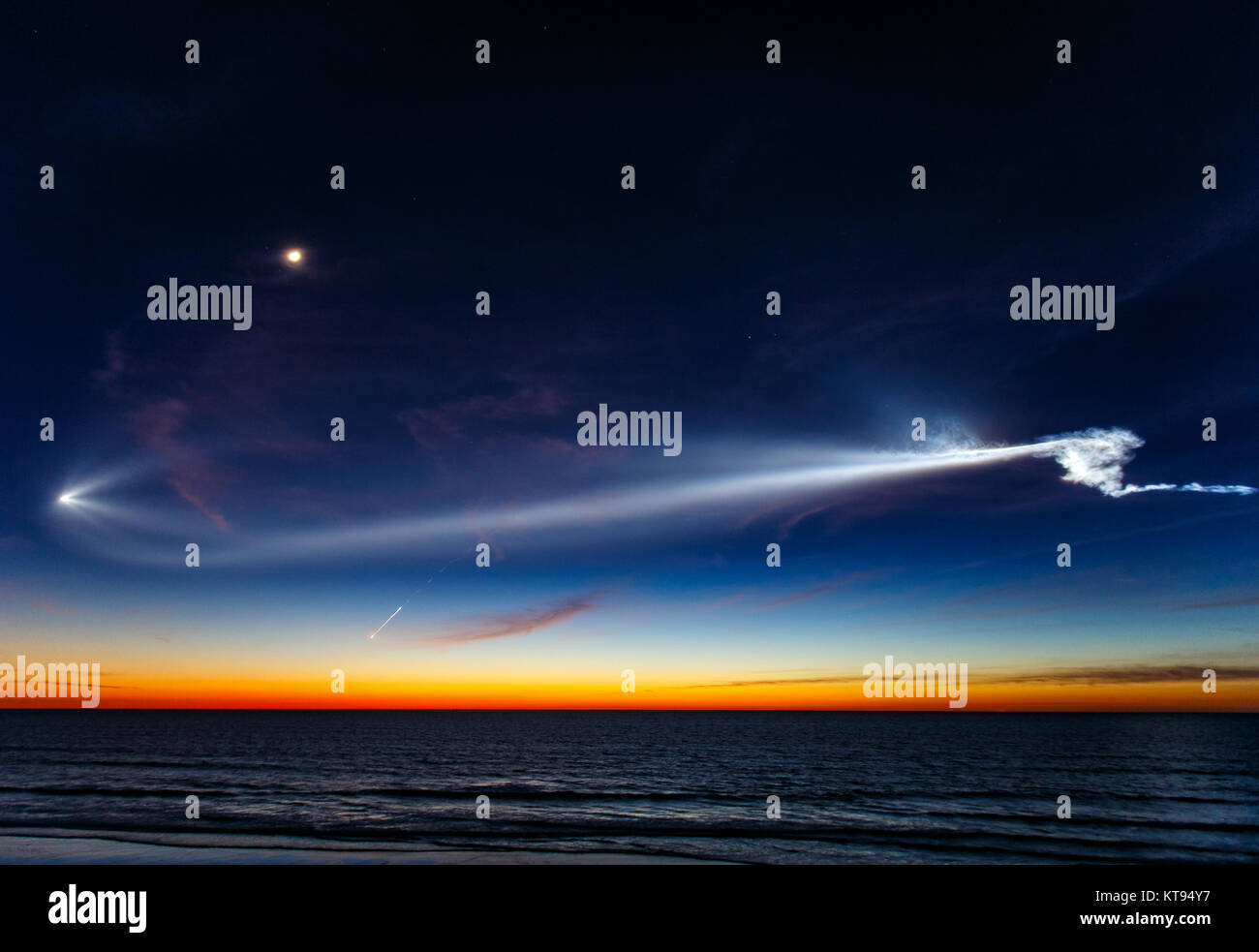 Del Mar, Kalifornien, USA. 22 Dez, 2017. Gesehen von Del Mar, CA, eine SpaceX Falcon 9 Rakete 10 Kommunikationssatelliten beleuchtet die südlichen Kalifornien Himmel über dem Pazifischen Ozean. Von der Vandenberg Air Force Base in ca. 5:30 Uhr, die Satelliten des Iridium nächsten System, was letztlich 81 Satelliten gehören. Der Start ist das vierte der Zehn geplanten von SpaceX und wurde von in Südkalifornien sichtbar. Foto: Mark Johnson/Ironstring Credit: Ironstring/Alamy leben Nachrichten Stockfoto