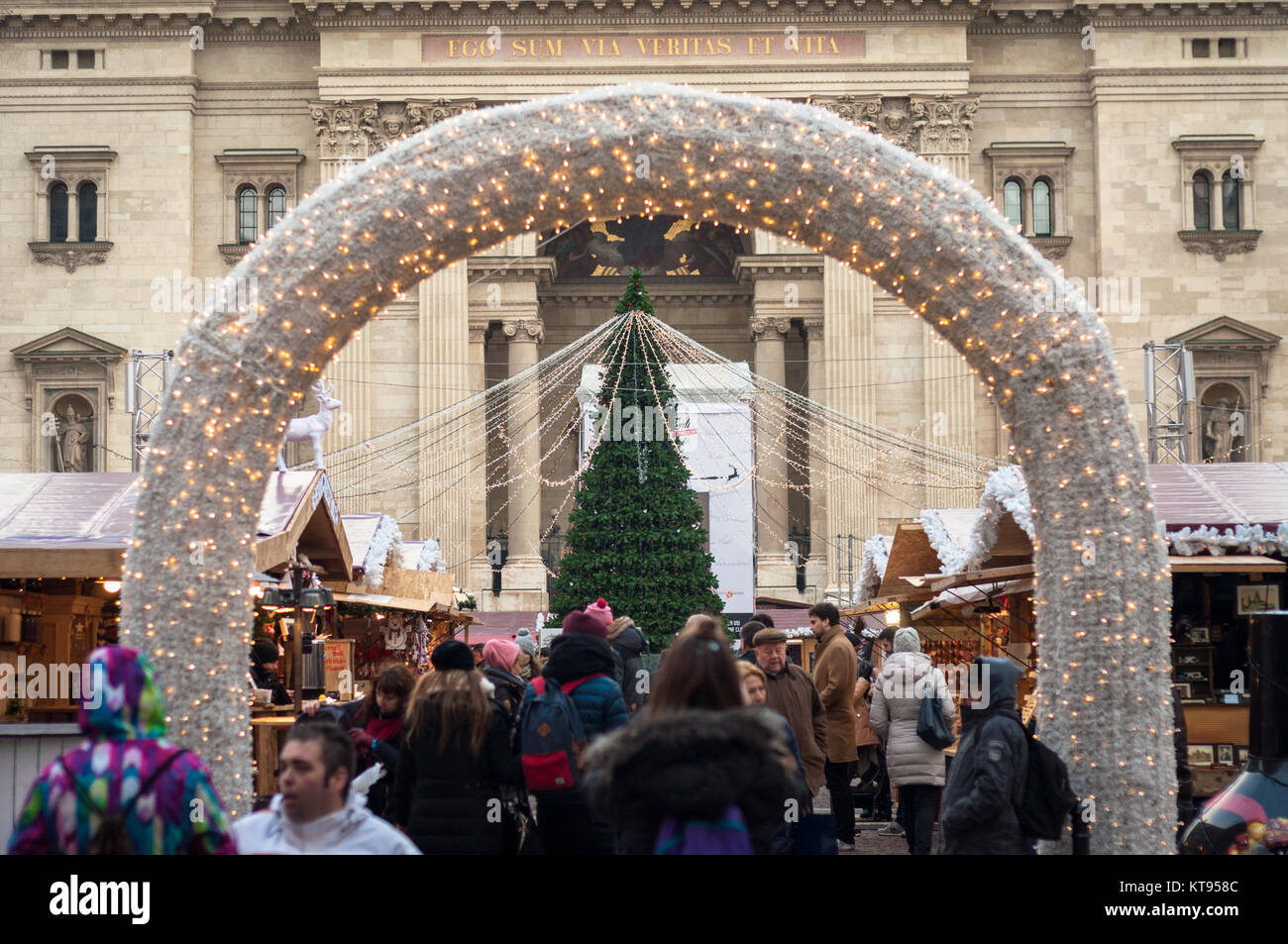 Budapest, Ungarn. 23 Dez, 2017. Weihnachtsmarkt an der Basilika in Budapest Credit: Veronika Pfeiffer/Alamy leben Nachrichten Stockfoto