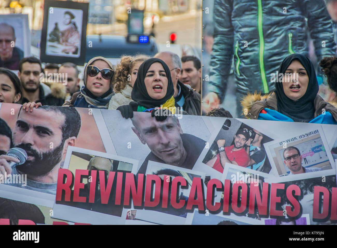 Madrid, Spanien. 23 Dez, 2017. Die marokkanische Gemeinschaft in Madrid März zugunsten der politischen Gefangenen in Marokko Hirak Credit: Alberto Sibaja Ramírez/Alamy leben Nachrichten Stockfoto
