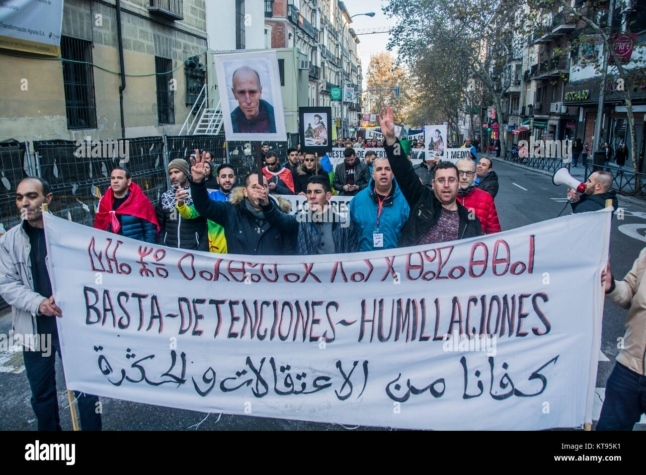 Madrid, Spanien. 23 Dez, 2017. Die marokkanische Gemeinschaft in Madrid März zugunsten der politischen Gefangenen in Marokko Hirak Credit: Alberto Sibaja Ramírez/Alamy leben Nachrichten Stockfoto