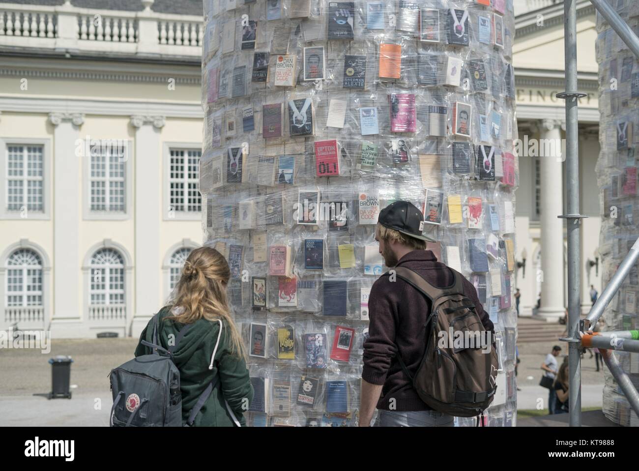 Besucher, die auf der Documenta 14 Kunst Installation Pantheon von BOOKY von Marta Minujin auf Friedrich Platz in Kassel, 22.8.2017 ACHTUNG: ARTIST'S COPYRIGHT MUSS GELÖSCHT | Verwendung weltweit Stockfoto