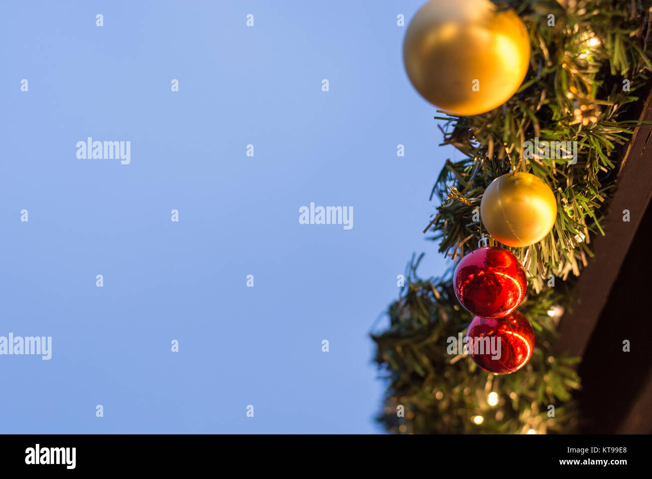 Mehrere Kugeln auf einem Stand auf dem Weihnachtsmarkt mit Kopie Raum auf der linken Seite Stockfoto