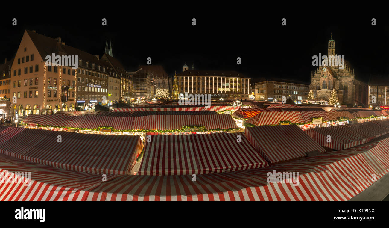 Nürnberg, Deutschland - Dezember 7th, 2017: Panorama der Weihnachtsmarkt in Nürnberg nachts beleuchtet Stockfoto