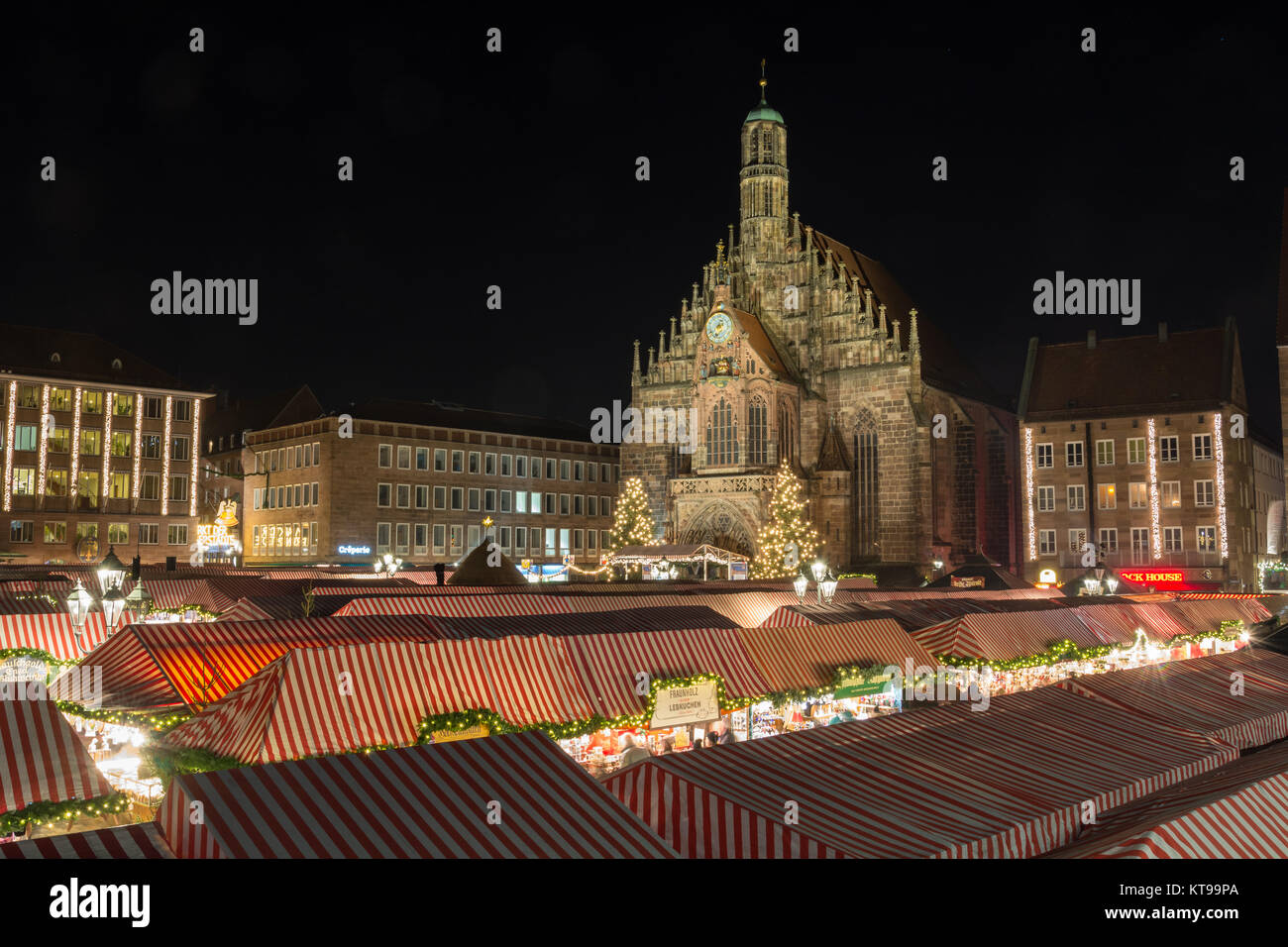 Nürnberg, Deutschland - Dezember 7th, 2017: Weihnachtsmarkt in Nürnberg nachts beleuchtet Stockfoto