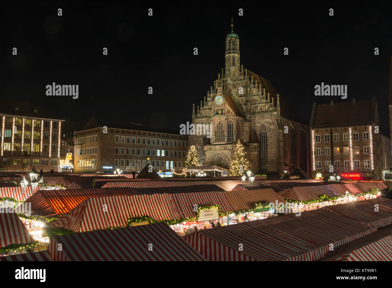 Nürnberg, Deutschland - Dezember 7th, 2017: Weihnachtsmarkt in Nürnberg nachts beleuchtet Stockfoto
