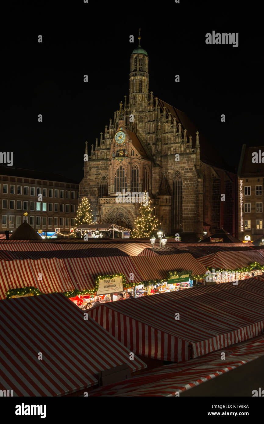 Nürnberg, Deutschland - Dezember 7th, 2017: Weihnachtsmarkt in Nürnberg nachts beleuchtet Stockfoto
