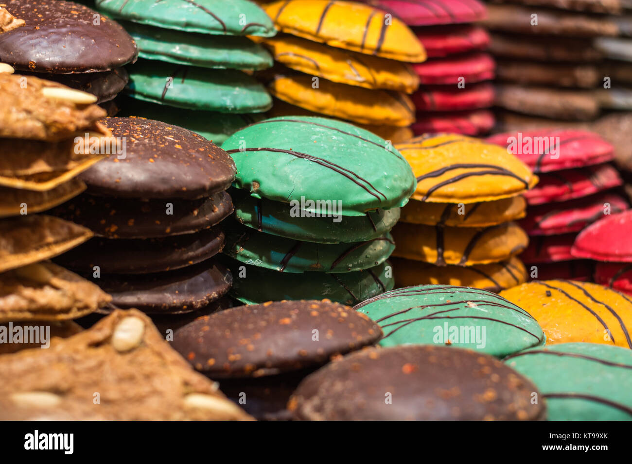 Stapel von Nürnberger Lebkuchen in verschiedenen Farben auf dem Weihnachtsmarkt in der Nähe von Stockfoto