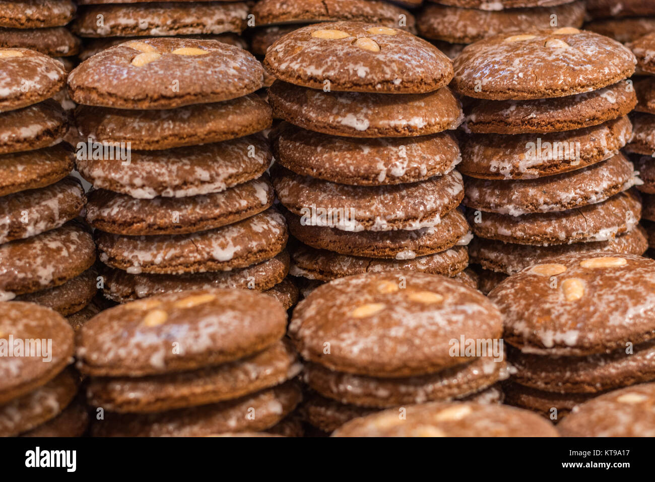 Stapel von Nürnberger Lebkuchen auf dem Weihnachtsmarkt in der Nähe von Stockfoto