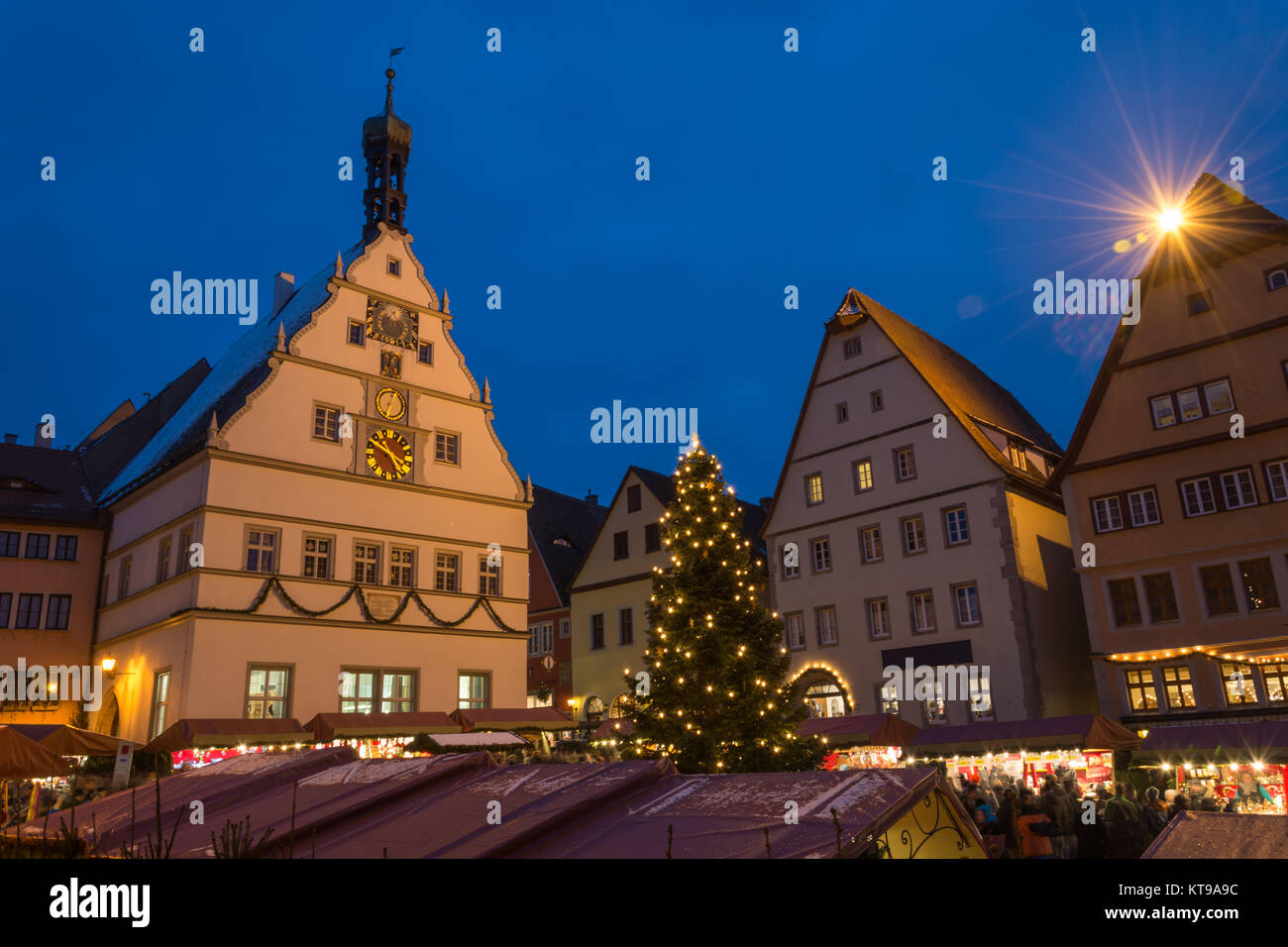 Der Weihnachtsmarkt in Rothenburg o.d. Tauber, Deutschland während der blauen Stunde Stockfoto