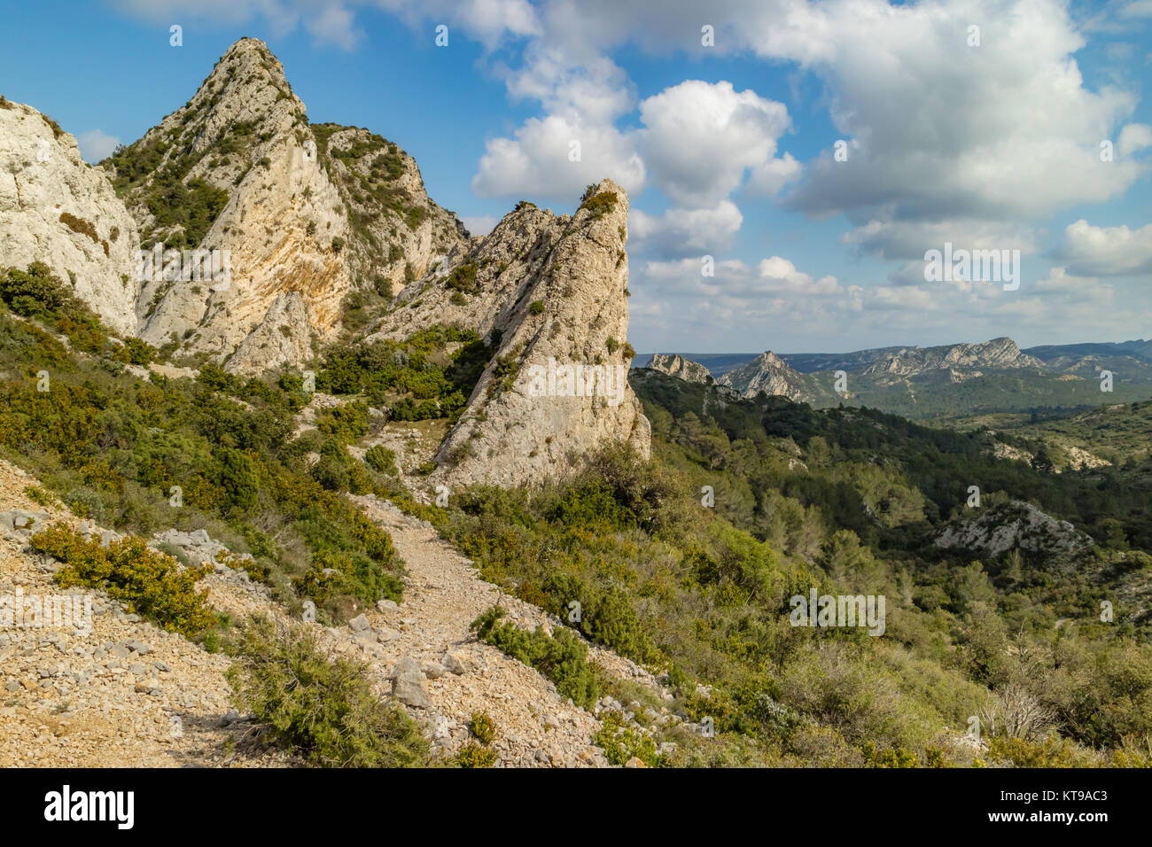 Kalkhaltige Bergkette in der Nähe von St Remy De Provence, Bouches-du-Rhône, Frankreich. Stockfoto