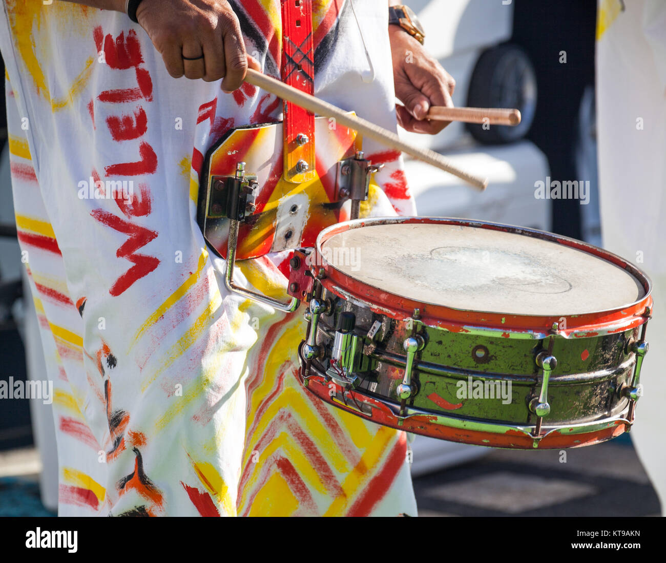 Schlagzeuger spielt Snare Drum auf der karibischen Insel Stockfoto
