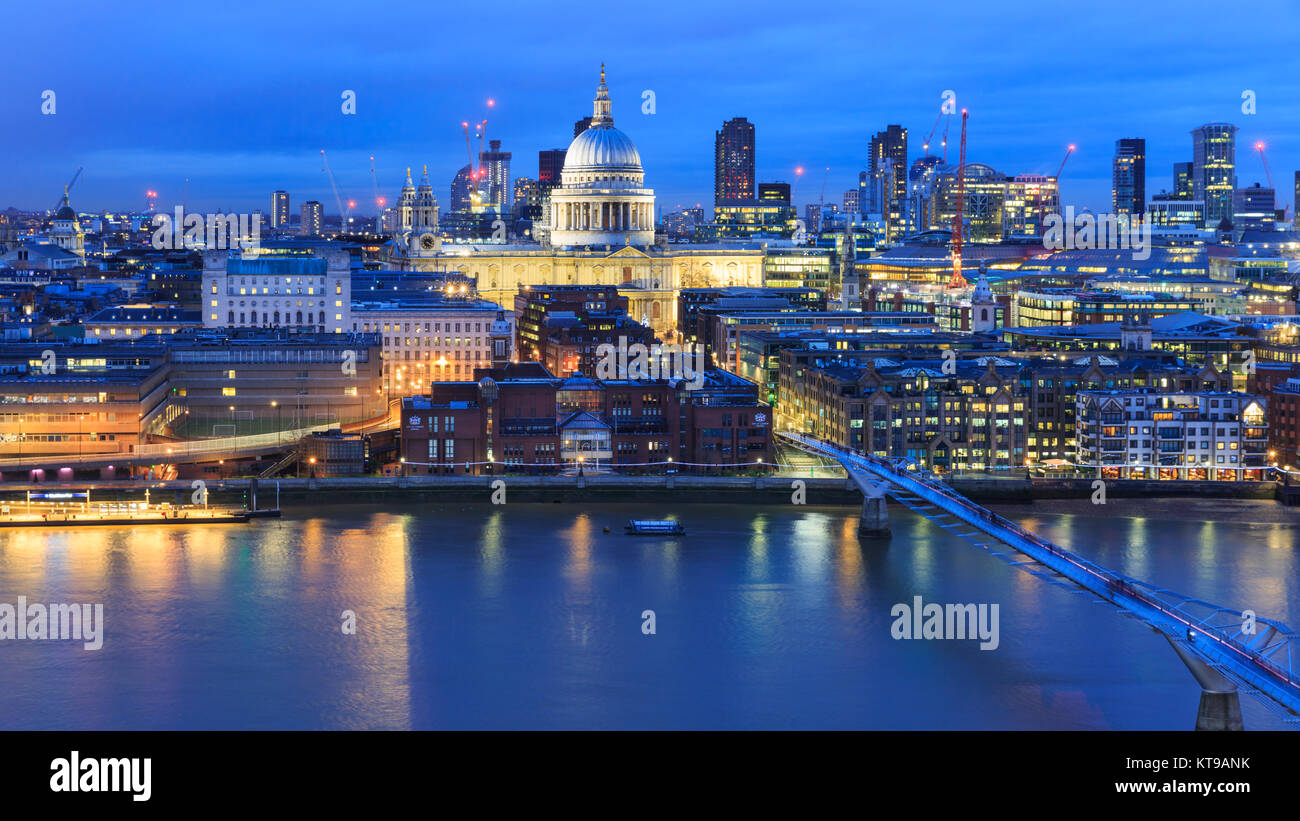 Panoramablick auf die St. Paul's Cathedral und die City von London Skyline bei Nacht, London, UK Stockfoto