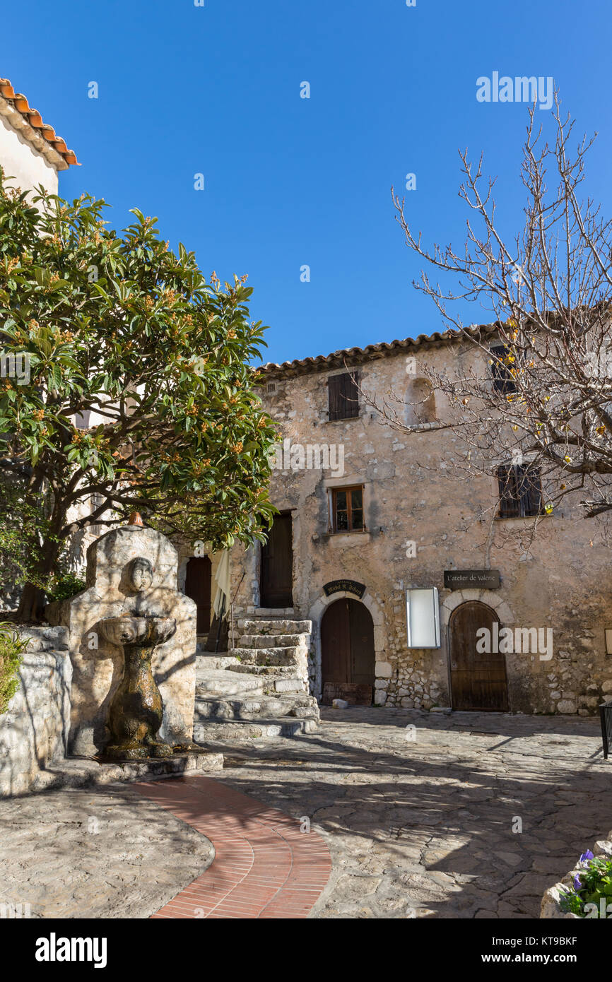 Historische Architektur gegen den klaren, blauen Himmel in dem mittelalterlichen Ort Eze, Französische Riviera, Frankreich Stockfoto