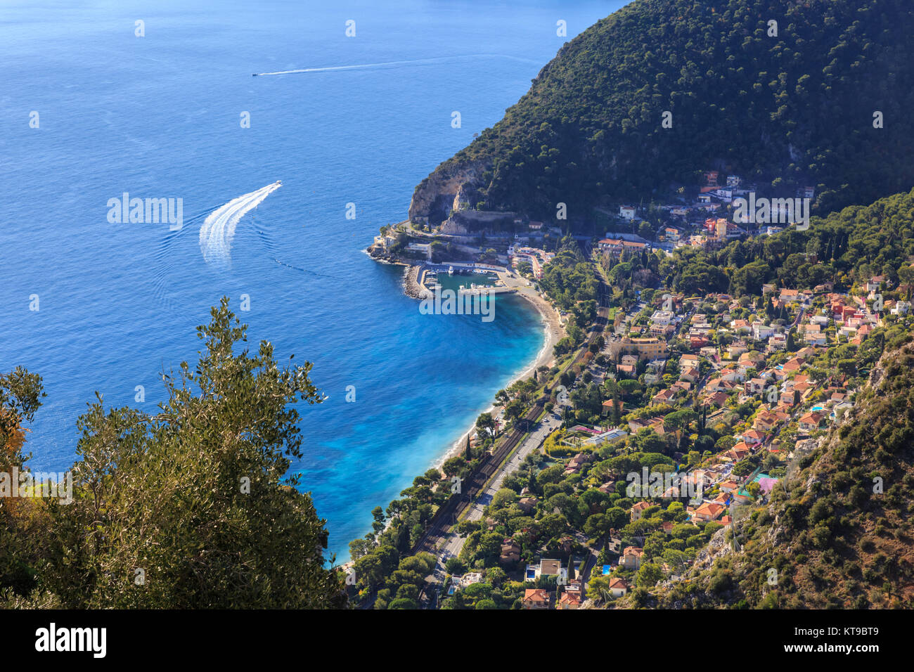 Blick über die Côte d'Azur Alpes Maritimes in Richtung Eze-sur-Mer und Cap Roux, Cote d'Azur, Frankreich Stockfoto