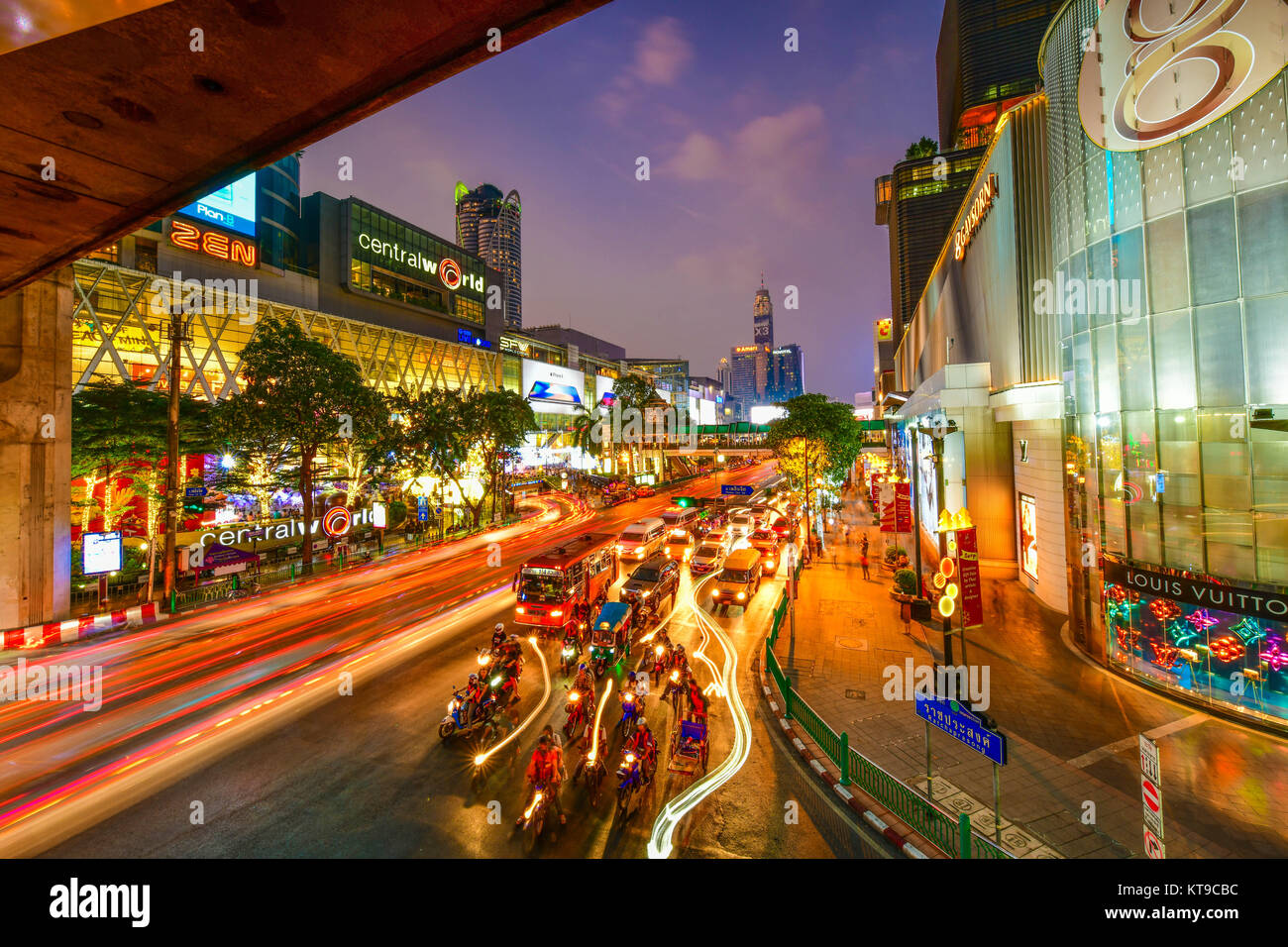 Central World und Gaysorn Plaza Shopping Mall in der Dämmerung, Ratchaprasong Kreuzung, Bangkok, Thailand Stockfoto