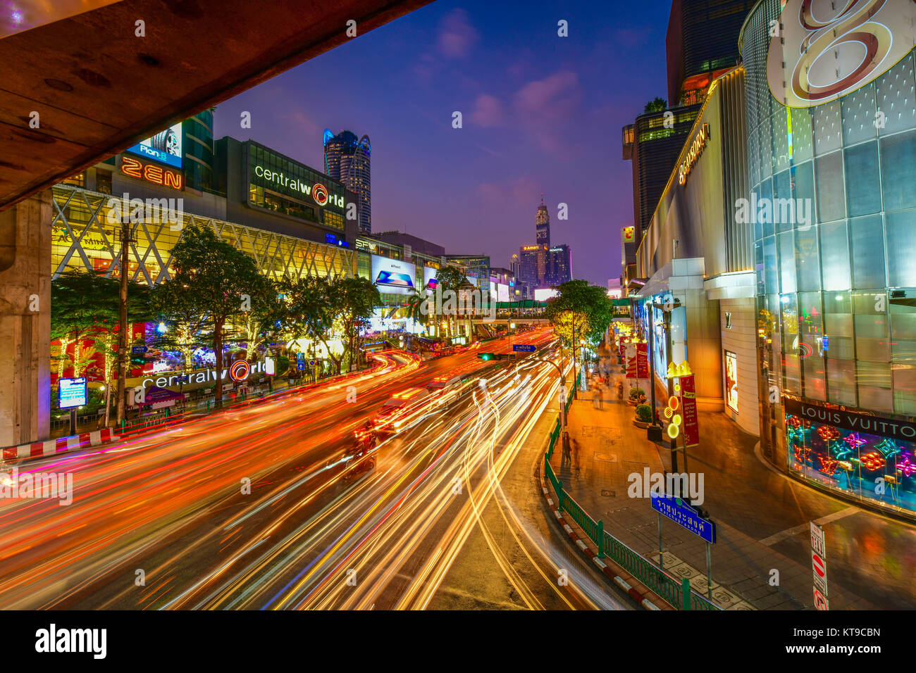 Central World und Gaysorn Plaza Shopping Mall in der Dämmerung, Ratchaprasong Kreuzung, Bangkok, Thailand Stockfoto