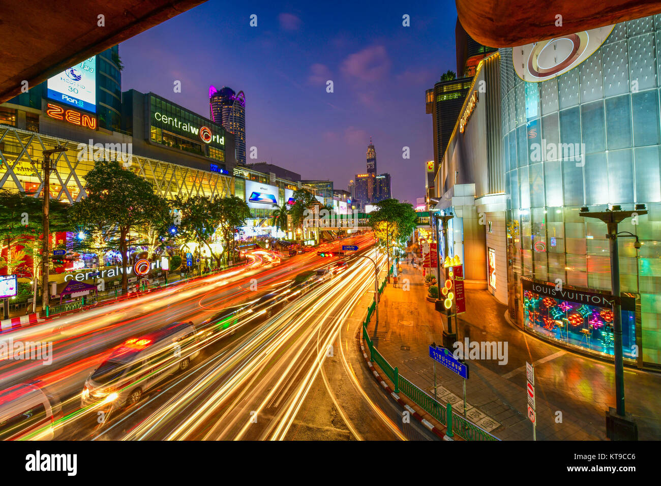 Central World und Gaysorn Plaza Shopping Mall in der Dämmerung, Ratchaprasong Kreuzung, Bangkok, Thailand Stockfoto