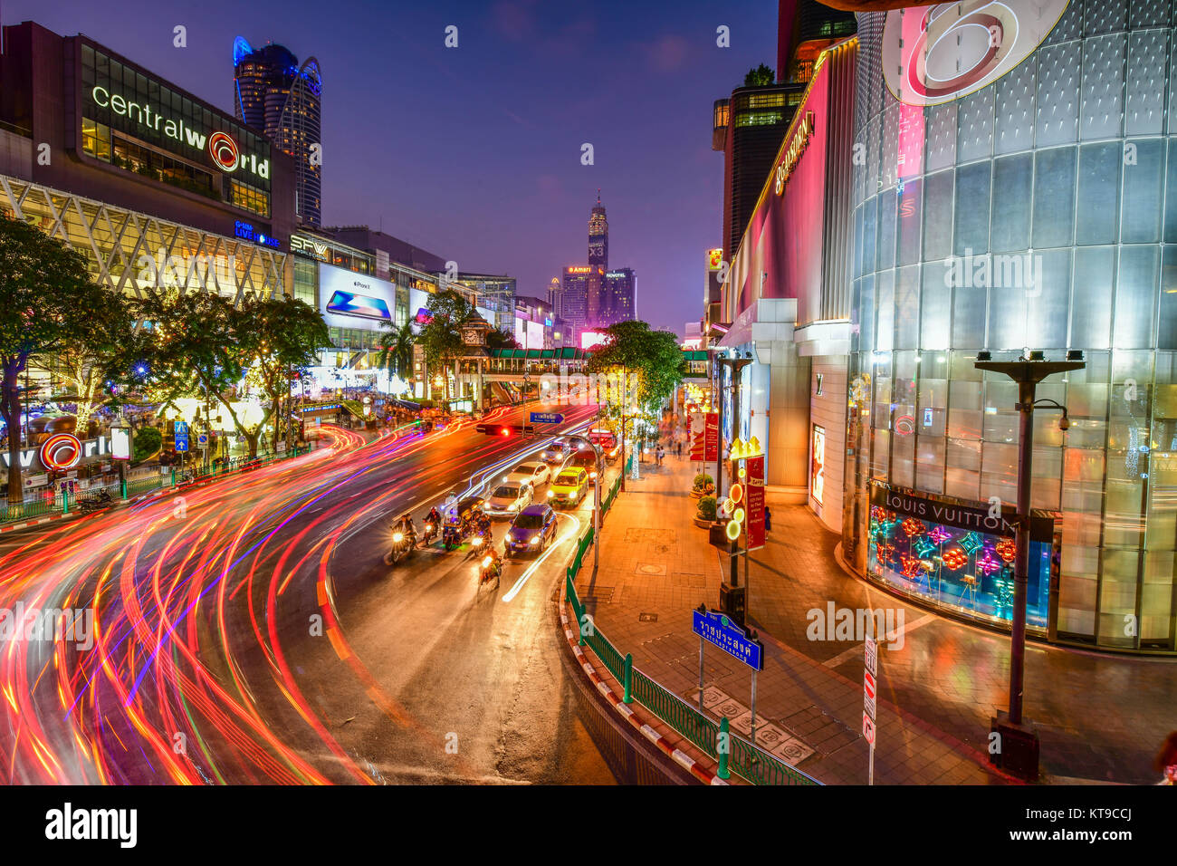 Central World und Gaysorn Plaza Shopping Mall in der Dämmerung, Ratchaprasong Kreuzung, Bangkok, Thailand Stockfoto