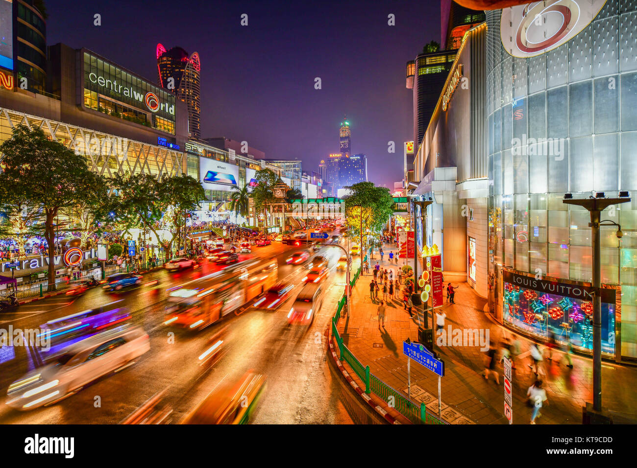 Central World und Gaysorn Plaza Shopping Mall in der Dämmerung, Ratchaprasong Kreuzung, Bangkok, Thailand Stockfoto
