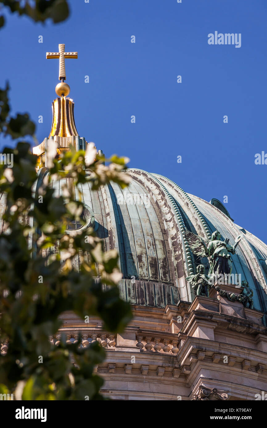 Hauptkuppel des Berliner Doms mit Kuppellaterne und vergoldetem Abschlusskreuz Stockfoto