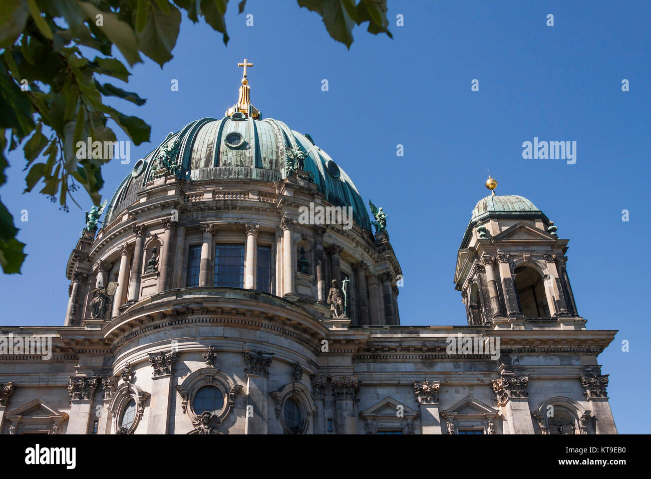 Hauptkuppel des Berliner Doms mit Laterne und vergoldetem Abschlusskreuz Stockfoto
