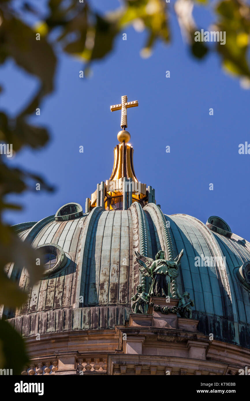 Hauptkuppel des Berliner Doms mit Laterne und vergoldetem Abschlusskreuz Stockfoto