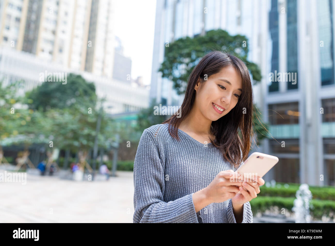 Business Woman von Mobiltelefonen Stockfoto