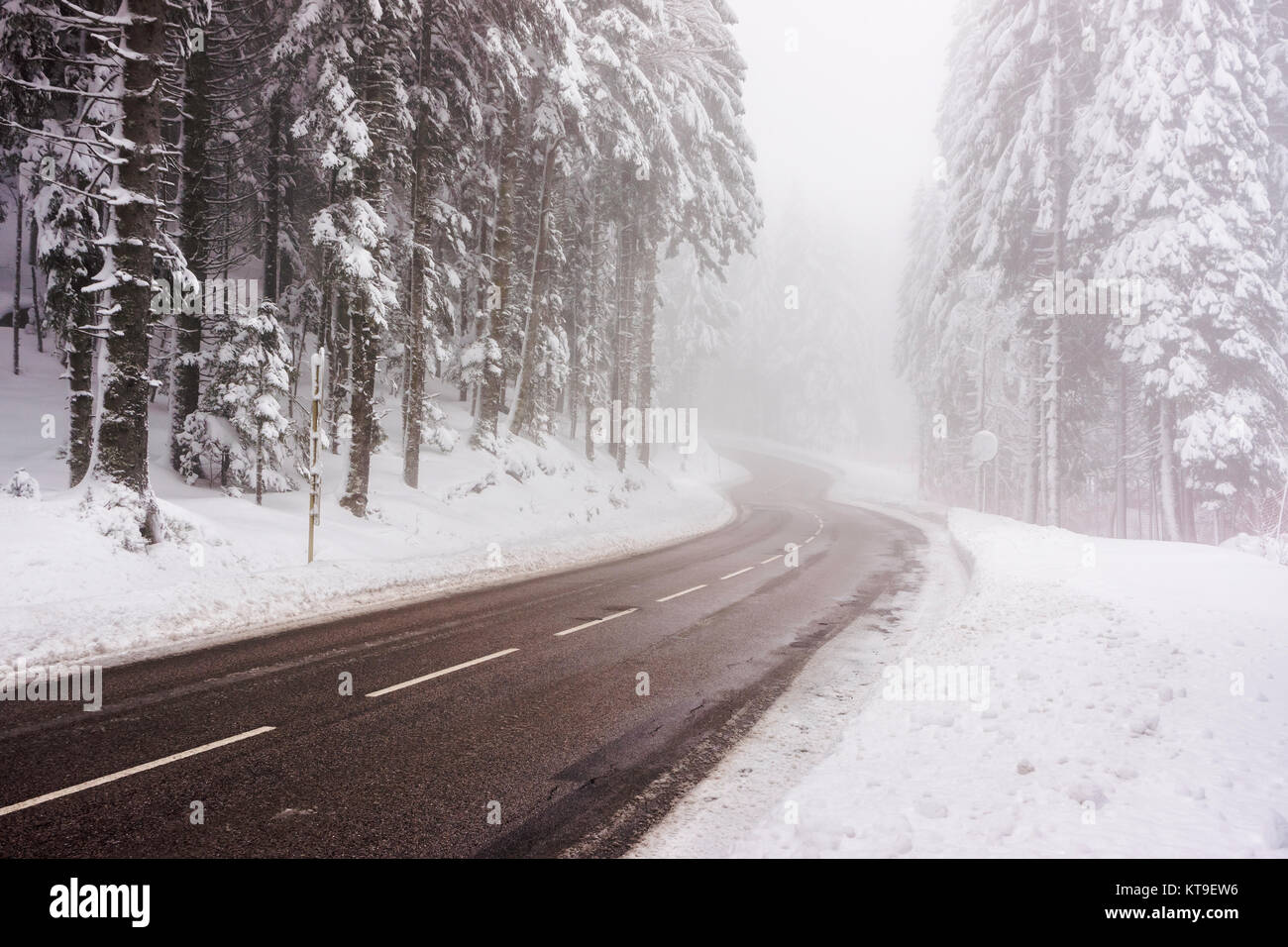 Ein deaktiviertes Straße Kurve in den Vogesen (Frankreich) im Winter - Dezember 2017 - Horizontale Stockfoto