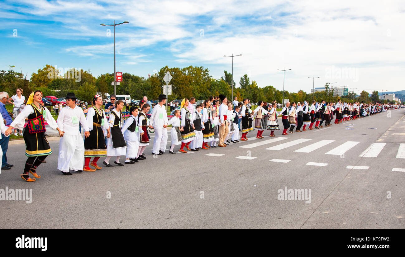 NOVI SAD, Serbien - Okt 4, 2015: Guinness World Record größten Volkstanz auf Okt 4. 2015 in Novi Sad, Serbien. Über 12.000 Teilnehmer brechen die Guinness Stockfoto