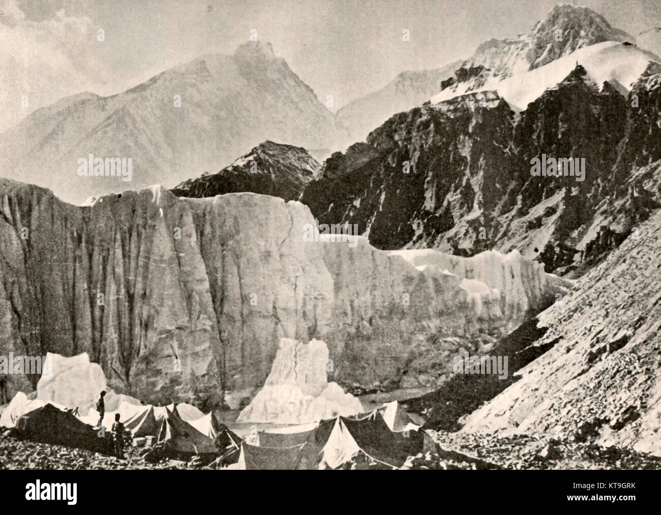 EVEREST - britische Bergsteiger Zelten am Fuße des Mount Everest (aka Sagarmāthā und Chomolungma, Himalaja im Jahr 1932. Stockfoto