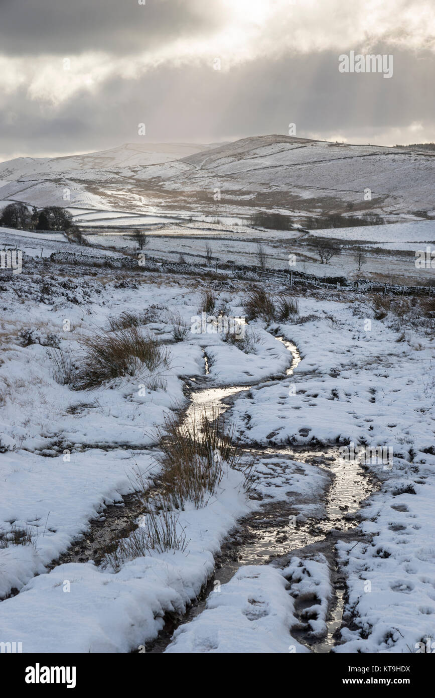 Schöne verschneite Landschaft in der Nähe von Rowarth in der High Peak, Derbyshire, England. Stockfoto