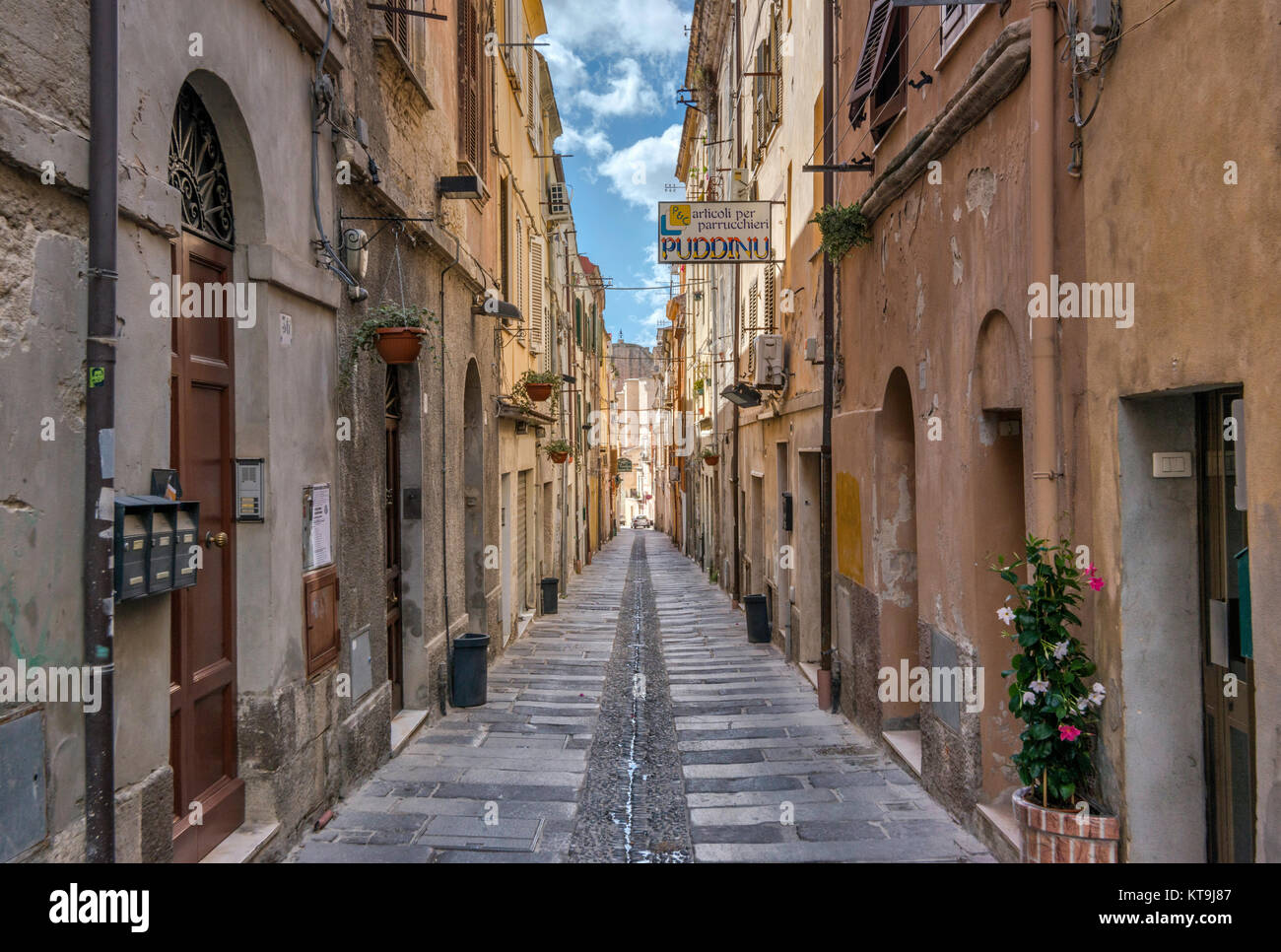 Über Turritana, mittelalterliche Straße im historischen Zentrum von Sassari, Sardinien, Italien Stockfoto