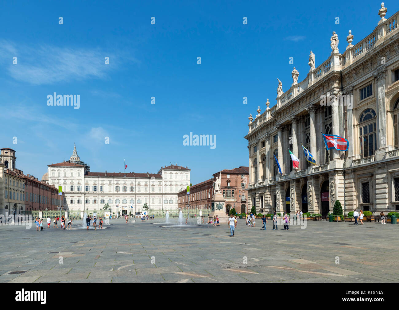 Die Piazza Castello looing in Richtung der Palazzo Reale, der Palazzo Madama auf der rechten, Turin, Piemont, Italien Stockfoto
