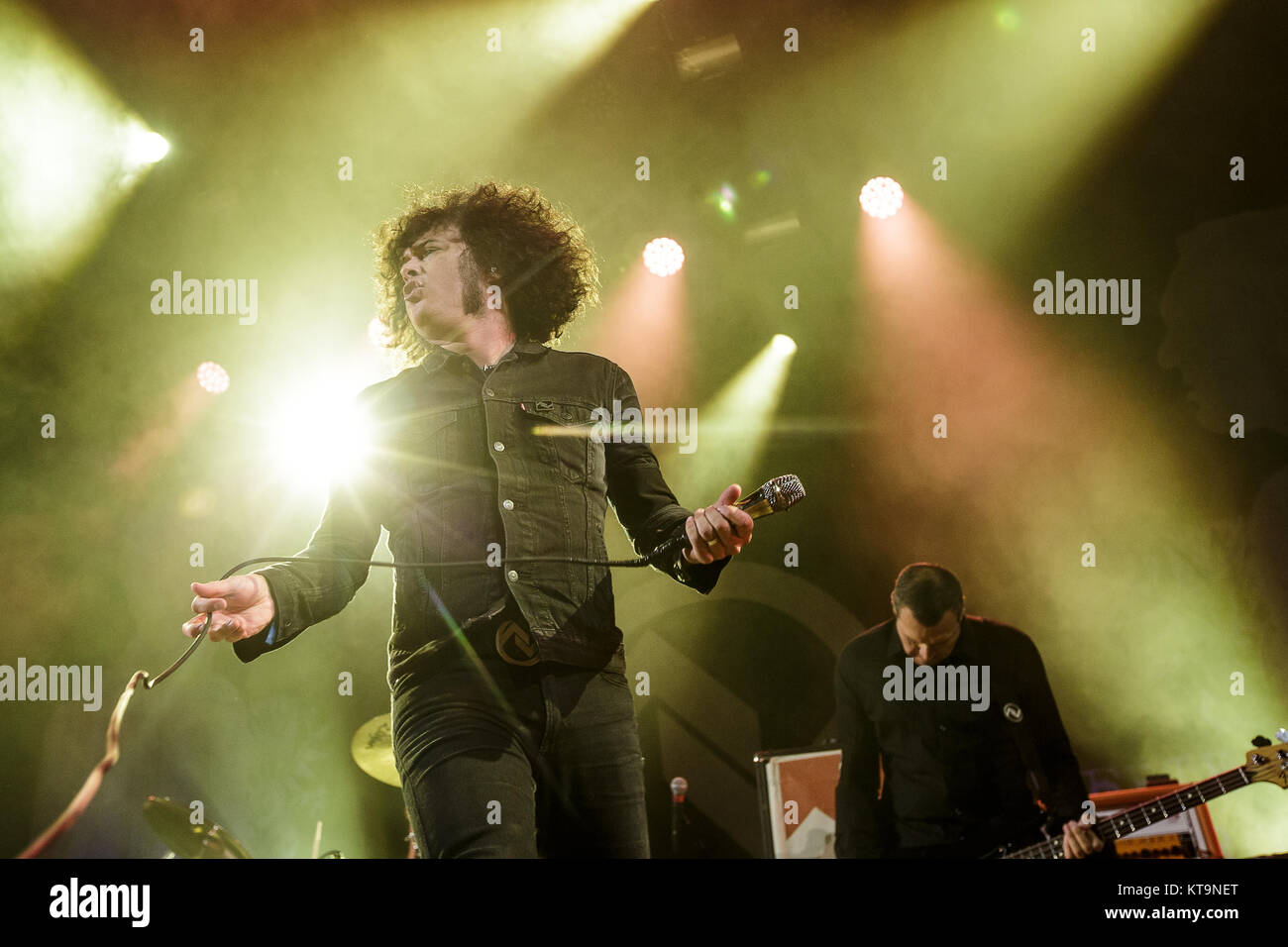 Die amerikanische post-hardcore Band am Drive-In führt ein Live Konzert im dänischen Roskilde Festival 2016. Hier Sänger Cedric Bixler ist energetisch pumpt, um auf die Bühne. Dänemark, 29/06 2016. Stockfoto