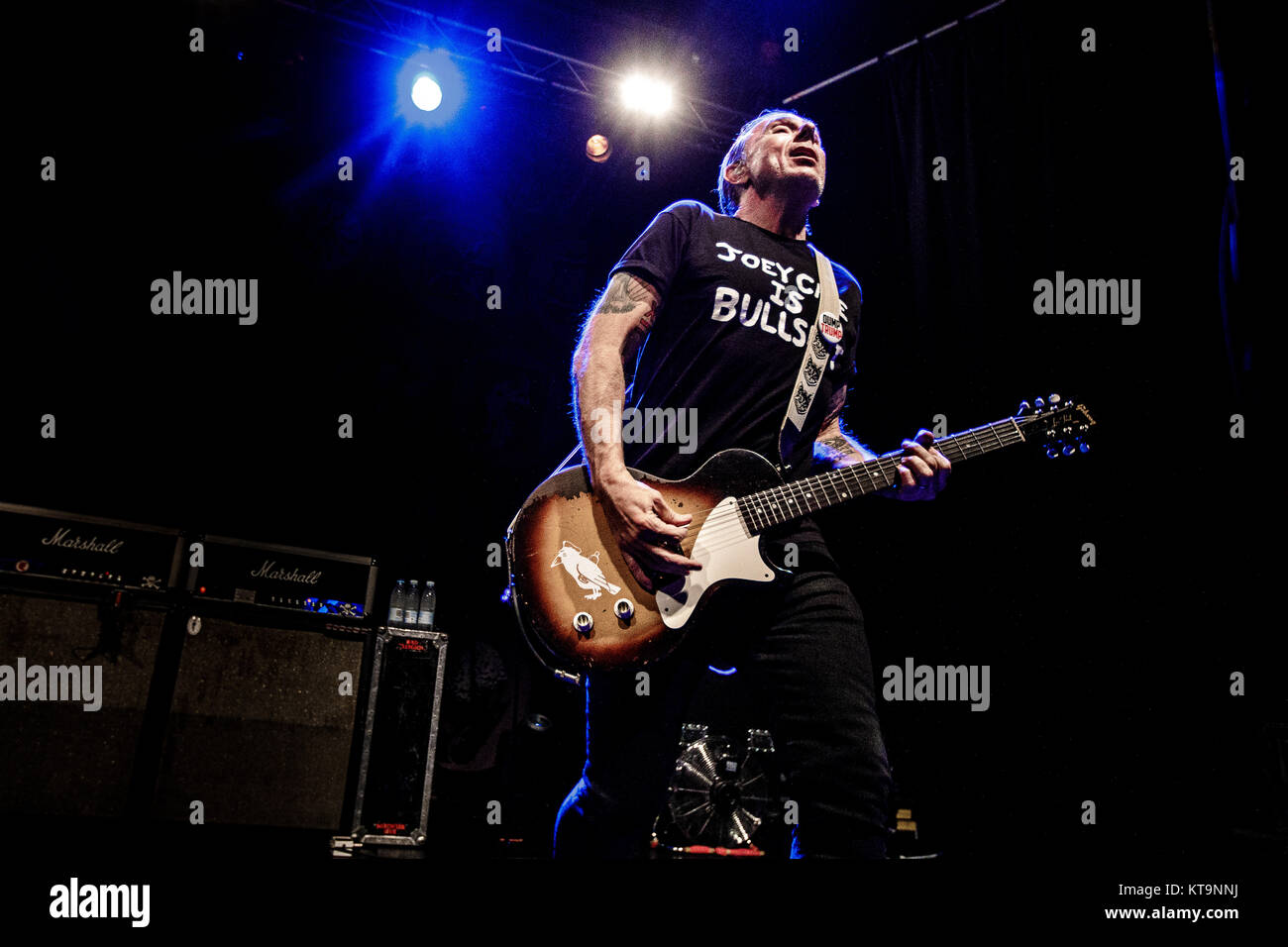 Dänemark, Kopenhagen - August 7, 2017. Die amerikanische Punk Rock Band Bad Religion führt ein Live Konzert in den Amager Bio in Kopenhagen. Hier Gitarrist Brian Baker live auf der Bühne. Stockfoto