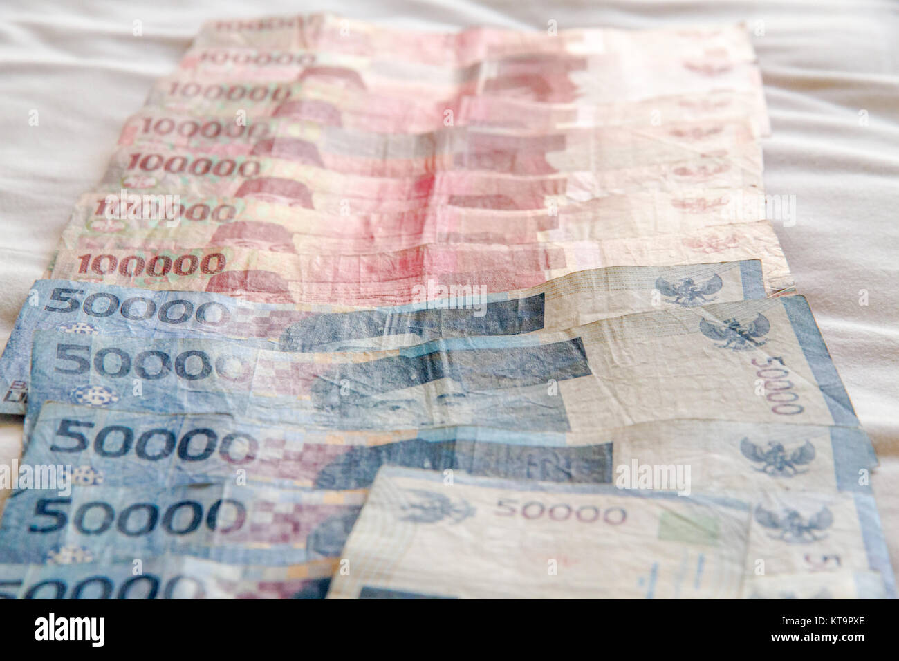 Eine Million indonesische Rupie auf weißem Hintergrund, Verblendung von Reichtum Stockfoto