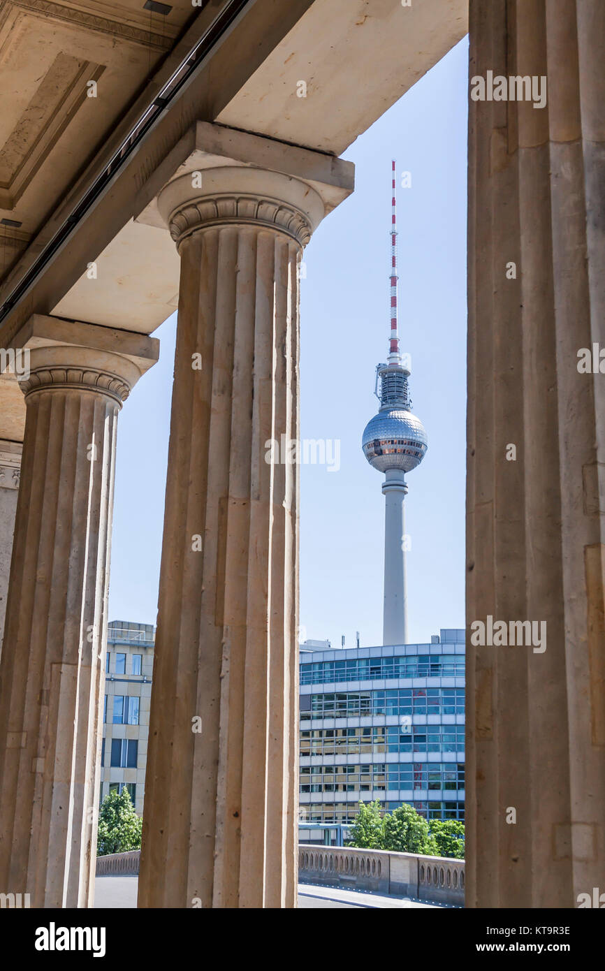 Laubengang mit Säulen der Alten Nationalgalerie in Berlin mit Blick auf den Berliner Fernsehturm Stockfoto